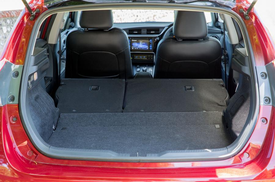 Детали интерьера Toyota Auris Hybrid GB25 2017 года  (UK) (фото 29 из 46)